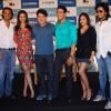 Jiah Khan e Riteish Deshmukh posam com o resto do elenco de 'House Full'