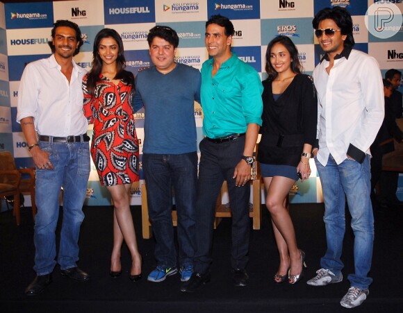 Jiah Khan e Riteish Deshmukh posam com o resto do elenco de 'House Full'