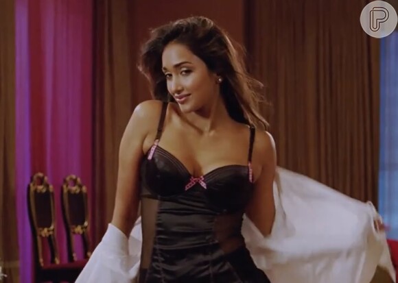 Jiah Khan faz um striptease em cena do filme 'House Full'