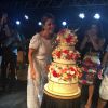 A aniversariante ganhou um bolo especial de três andares para celebrar os 43 anos