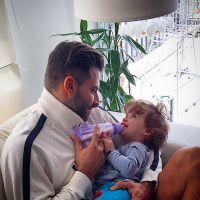 Henri Castelli posta foto dando mamadeira para a filha e fãs elogiam: 'Lindos'