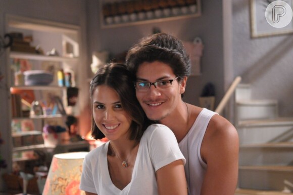 Pérola Faria e Arthur Aguiar formam um casal na novela 'Dona Xepa', da TV Record