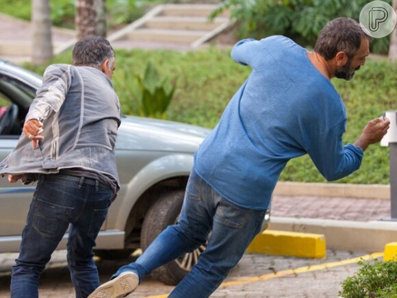 Miguel (Domingos Montagner) e Vicente (Angelo Antonio) brigam por causa do sumiço de Joaquim, na novela 'Sete Vidas'