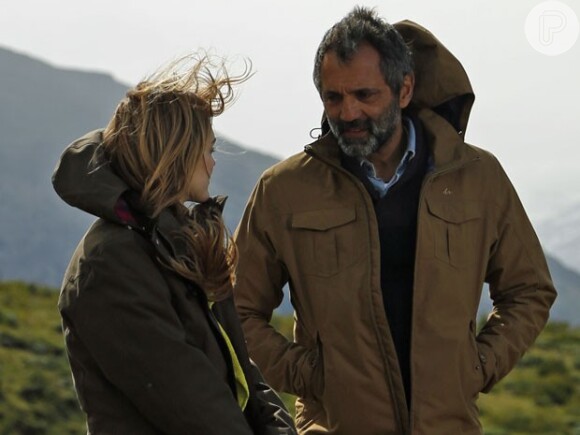 Miguel (Domingos Montagner) exige que Júlia (Isabelle Drummond) pare de se meter na história do seu passado e diz que ela não é sua filha, na novela 'Sete Vidas'