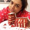 Preta Gil comeu o bolo do seu casamento com Rodrigo Godoy 20 dias depois da cerimônia e contou em seu Instagram: 'Obrigada sogra @marciagodoy_ por ter congelado o bolo do casamento!!! Tava arrasada que não tinha comido. Além de lindo, está uma loucura de bom!'