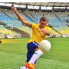 Antonio Banderas visitou o estádio do Maracanã, onde jogou mostrou habilidade com a bola, na manhã desta terça-feira, 2 de junho de 2015: 'Torcendo pela Seleção Canarinha'