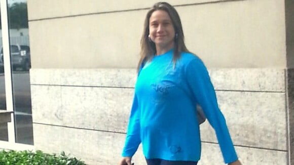 Fernanda Gentil exibe barriga de seis meses de gravidez em passeio no Rio