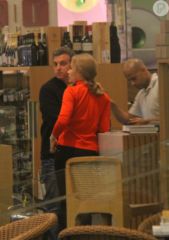 Luciano Huck e Angélica passearam pelo Fashion Mall, shopping de São Conrado, na Zona Sul do Rio de Janeiro, na noite desta quarta-feira, 3 de junho de 2015