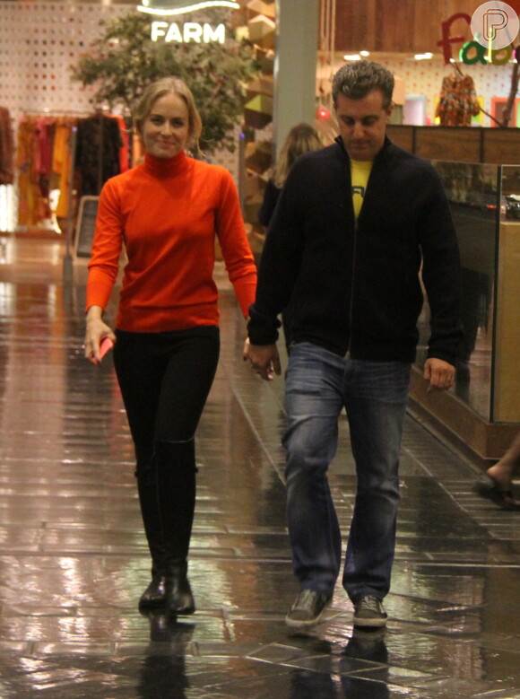 Luciano Huck e Angélica passearam pelo Fashion Mall, shopping de São Conrado, na Zona Sul do Rio de Janeiro, na noite desta quarta-feira, 3 de junho de 2015