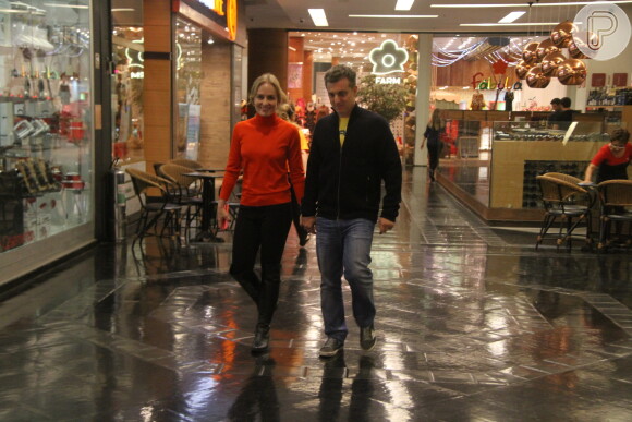 Luciano Huck e Angélica passearam pelo Fashion Mall, shopping de São Conrado, na Zona Sul do Rio de Janeiro, na noite desta quarta-feira, 3 de junho de 2015