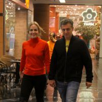 Luciano Huck e Angélica passeiam de mãos dadas por shopping do RJ após acidente