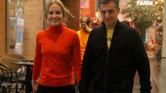 Luciano Huck e Angélica passeiam de mãos dadas por shopping do RJ após acidente