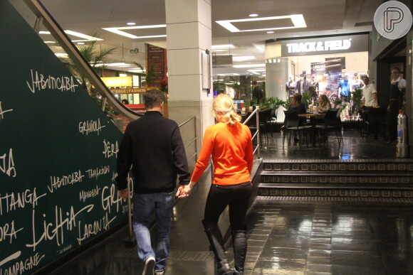 Luciano Huck e Angélica passearam pelo Fashion Mall, shopping de São Conrado, na Zona Sul do Rio de Janeiro, na noite desta quarta-feira, 3 de junho de 2015
