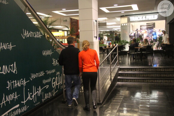 Luciano Huck e Angélica passearam pelo Fashion Mall, shopping de São Conrado, na Zona Sul do Rio de Janeiro, na noite desta quarta-feira, 3 de junho de 2015