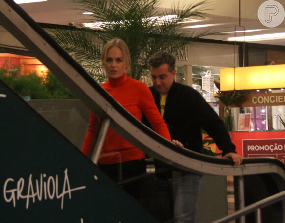 Luciano Huck e Angélica passearam pelo Fashion Mall, shopping de São Conrado, na Zona Sul do Rio de Janeiro, na noite desta quarta-feira, 3 de junho de 2015