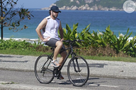 Murilo Benício pedala sob sol forte no Rio