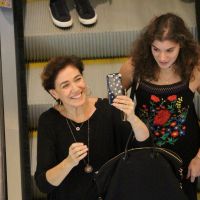 Lilia Cabral brinca com paparazzo ao ser clicada em shopping com a filha