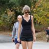 Taylor Swift esconde o rosto de paparazzo durante uma caminhada em Santa Mônica