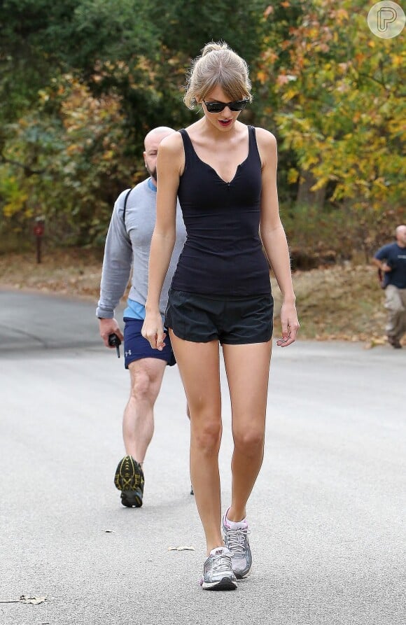 Taylor Swift esconde o rosto de paparazzo durante uma caminhada em Santa Mônica
