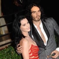 Katy Perry vai para debaixo de mesa se esconder do ex, diz jornal inglês