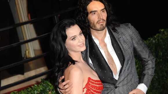 Katy Perry vai para debaixo de mesa se esconder do ex, diz jornal inglês