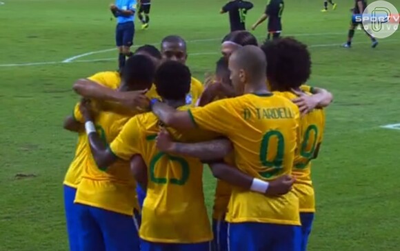 Jogadores do Brasil comemoram gol na vitória diante do México, por 2 x 0, neste domingo, 7 de junho de 2015