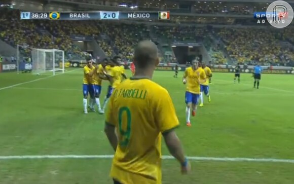 Diego Tardelli, de costas, marcou o segundo gol do Brasil. Seleção voltou a vencer em seu país, após duas derrotas seguidas na Copa do Mundo