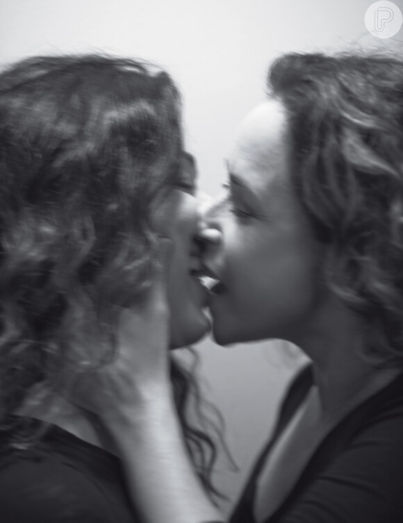 Daniela Mercury e Malu Verçosa se beijam para a revista 'Tpm', em 6 de junho de 2013