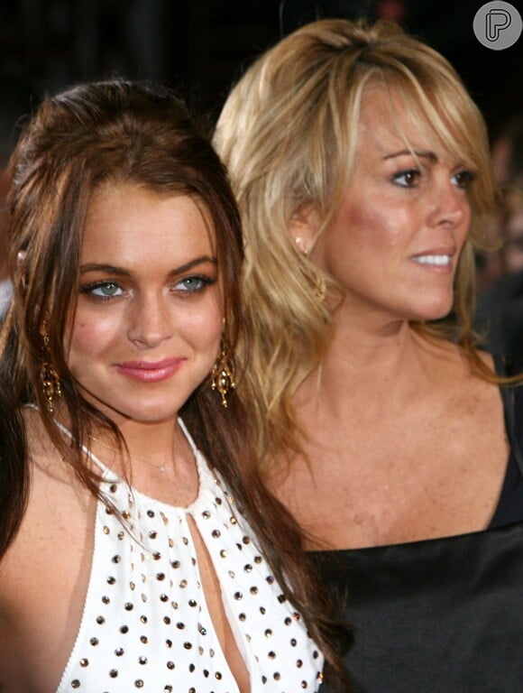 Mas o pai não foi o único mau exemplo de Lindsay Lohan. Ela e a mãe, Dina Lohan já se agrediram fisicamente. Dina também tentaria se promover por meio da fama da filha