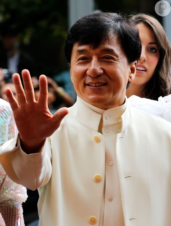 O ex-marido da mãe de Jackie Chan foi morto por uma bomba japonesa. Com isso, ela precisou abandonar seus filhos para ganhar a vida em Xangai, na China, onde percebeu que possuía o dom para jogos de azar e contrabando de ópio
