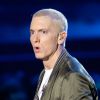Eminem também tem uma relação difícil com os pais. O rapper já escreveu diversas letras direcionadas à mãe, Debbie Nelson, e ao pai, Marshall Mathers, que o teria abandonado ainda criança