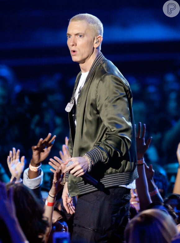 Eminem também tem uma relação difícil com os pais. O rapper já escreveu diversas letras direcionadas à mãe, Debbie Nelson, e ao pai, Marshall Mathers, que o teria abandonado ainda criança