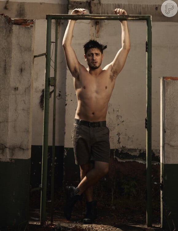 Daniel Rocha posa sem camisa para a revista 'TPM' de junho