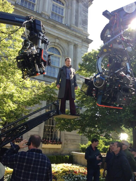 O ator Michael Fassbender aparece 'flutuando' em foto do set de 'X-Men: Dias de um Futuro Esquecido', divulgada no Twitter do diretor Bryan Singer, em junho de 2013