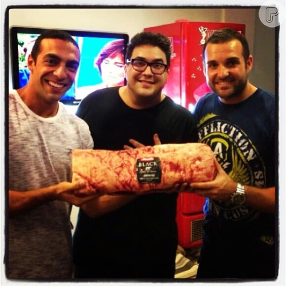 André Marques posa com o sócio, Ricardo Baroni, e com o amigo Guilherme Oliveira e divulga foto no Instagram