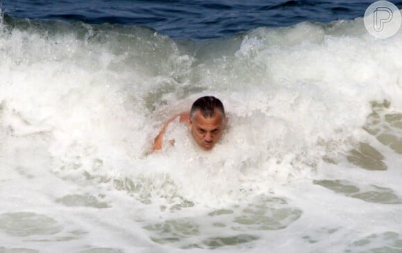 Pedro Bial pega 'jacaré' na Praia do Leblon, no Rio