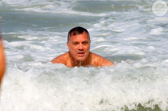 Pedro Bial mergulha no mar do Leblon no Rio de Janeiro