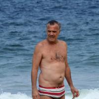 De sunga listrada, Pedro Bial vai com família à praia do Leblon, no Rio