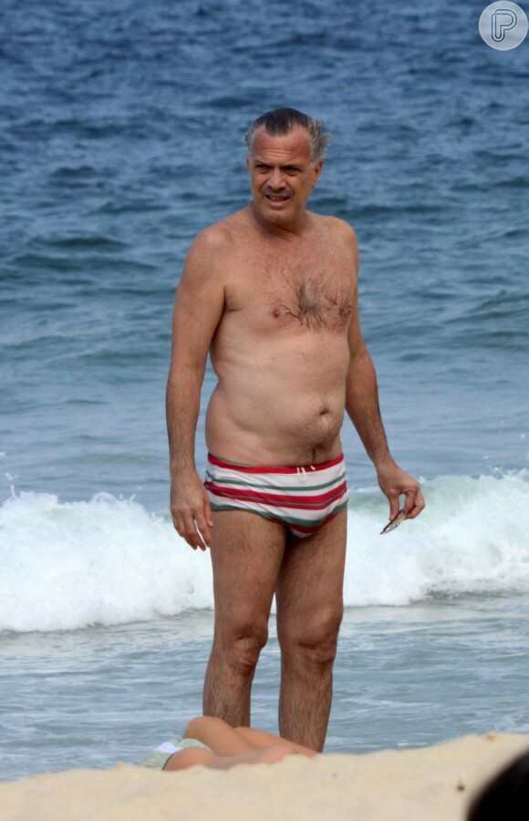 Pedro Bial é flagrado de sunga listrada em dia de praia no Rio de Janeiro, em 8 de junho de 2013