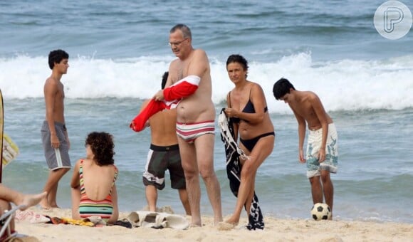 Pedro Bial e os filhos passaram a manhã na Praia do Leblon, no Rio