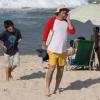 Pedro Bial é flagrado vestido com uma blusa de mangas ao deixar a praia no Rio