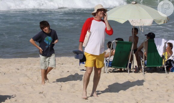 Pedro Bial é flagrado vestido com uma blusa de mangas ao deixar a praia no Rio