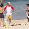 Pedro Bial usa blusa de manga e chapéu para deixar à Praia do Leblon