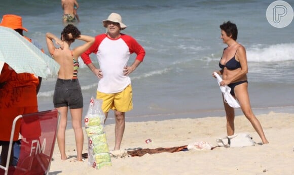 Pedro Bial usa blusa de manga e chapéu para deixar à Praia do Leblon