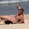 Pedro Bial conversa com a filha, Ana, enquanto toma sol na Praia do Lebon, na Zona Sul do Rio