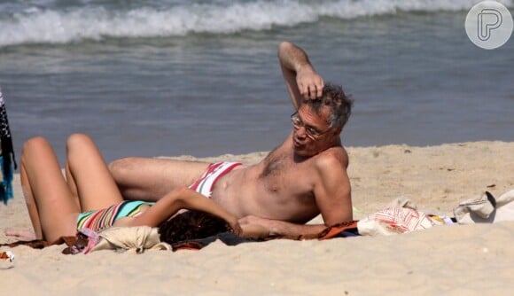 Pedro Bial conversa com a filha, Ana, enquanto toma sol na Praia do Lebon, na Zona Sul do Rio
