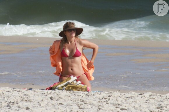 A atriz veste a saída de praia para ir embora