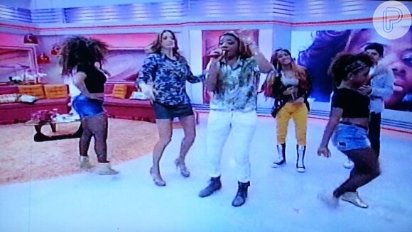 Ticianhe Pinheiro se juntou às bailarinas da Mc Beyoncé e dançou com a funkeira no 'Programa da Tarde'