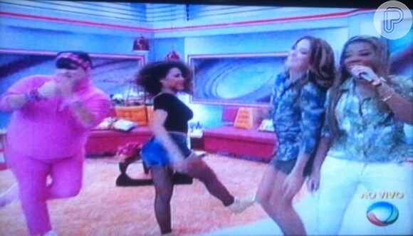 Ticiane Pinheiro dança com MC Beyoncé no palco do 'Programa da Tarde'