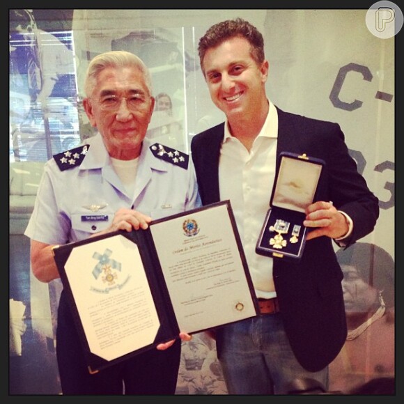 Luciano Huck recebe a Ordem de Mérito Aeronáutico do brigadeiro Juniti Saito